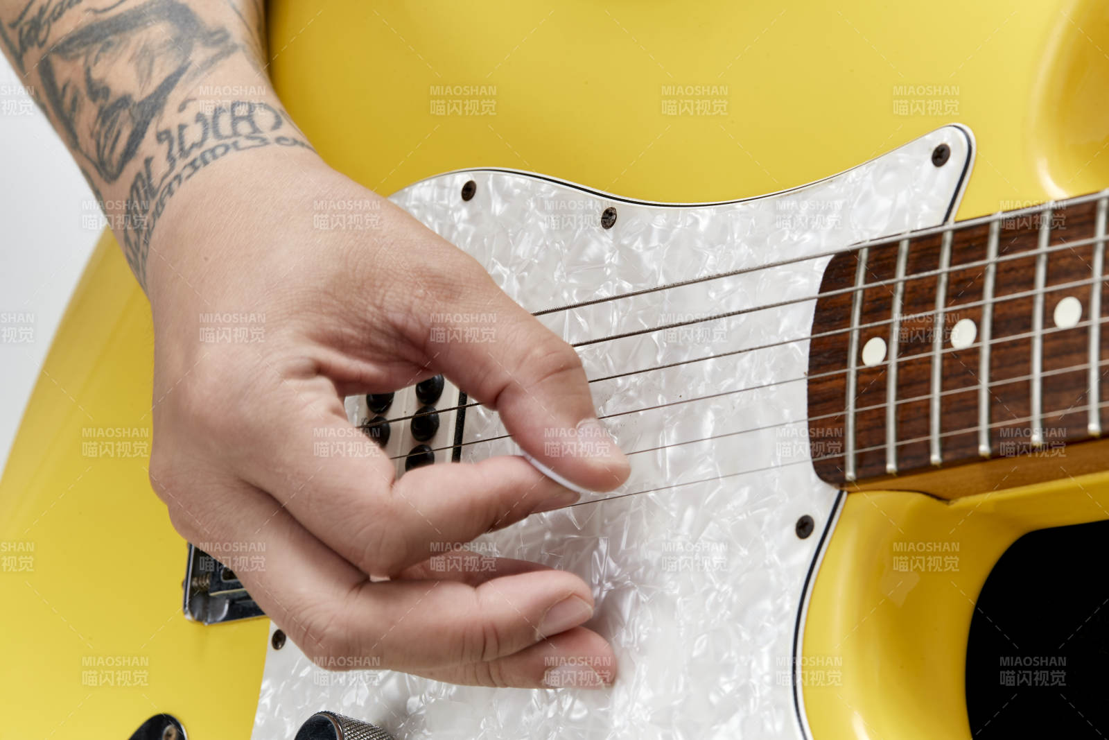 示范演奏摇滚电吉他的亚洲男性乐手人像局部特写图片