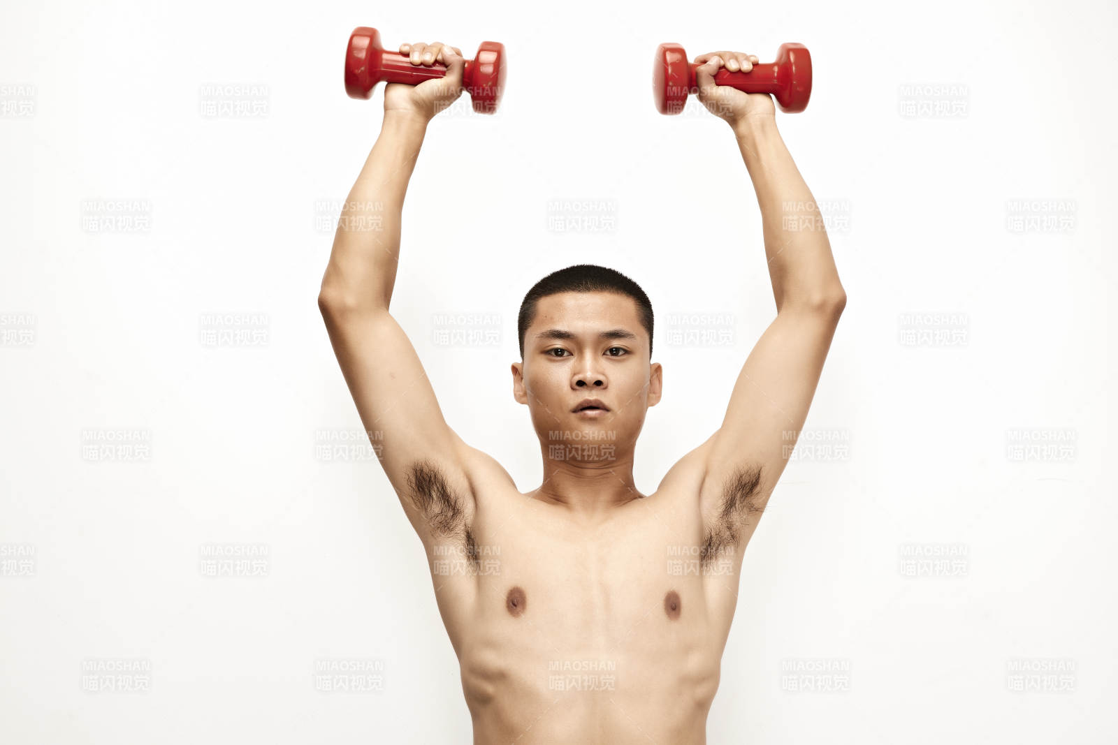 使用哑铃进行健身锻炼的亚洲男性图片