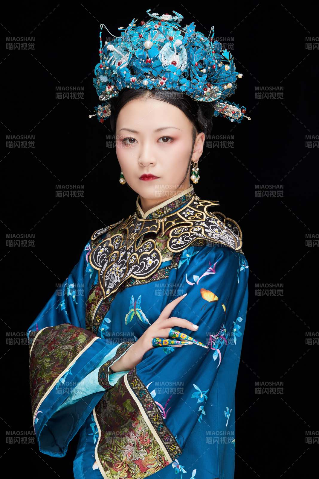 黑色背景下的清代女性古装造型清朝古装图片