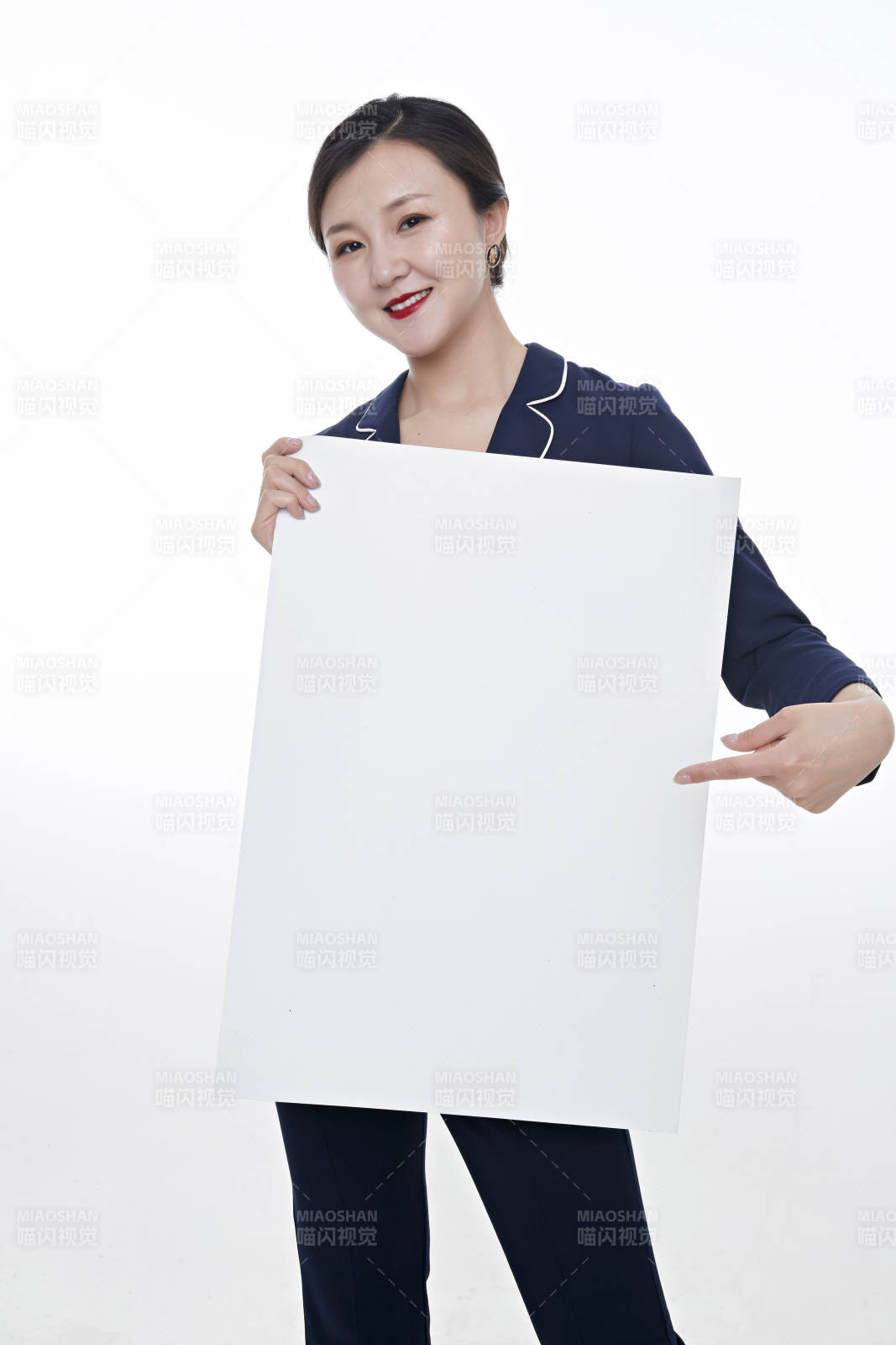 棚拍白色背景的亚洲青年女性商务公关图片