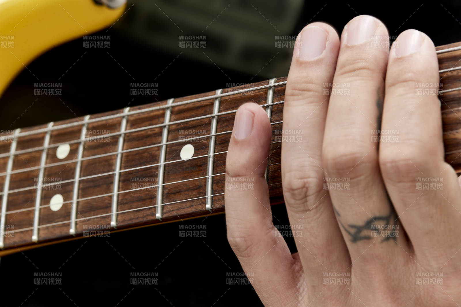 示范演奏摇滚电吉他的亚洲男性乐手人像局部特写图片