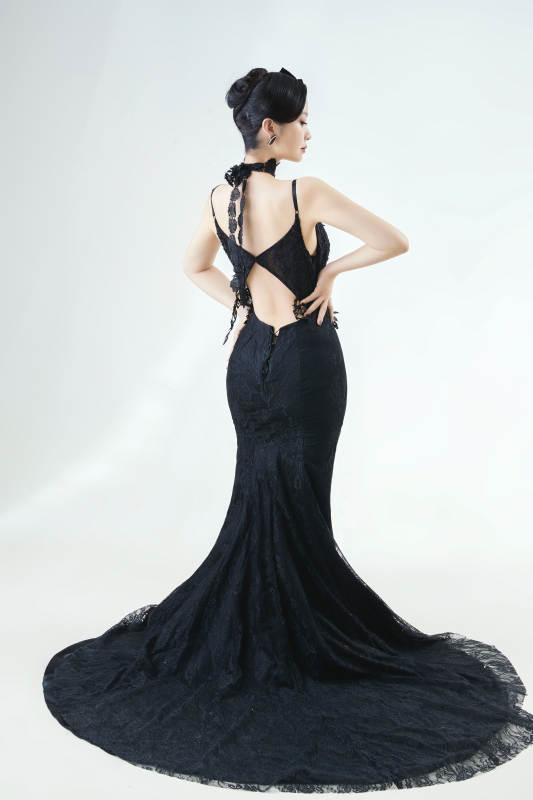 棚拍白色背景下的洁白婚纱新娘美妆图片