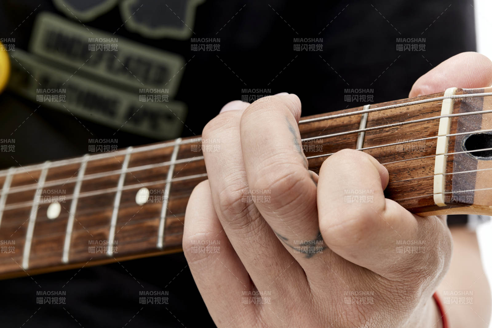 示范演奏摇滚电吉他的亚洲男性乐手人像局部特写图片