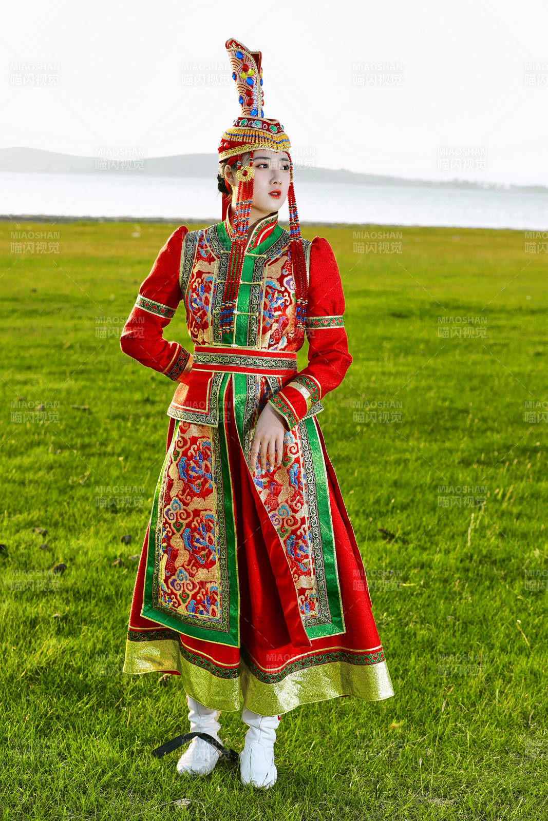 草原上穿着蒙古族传统服饰的亚洲年轻美少女图片