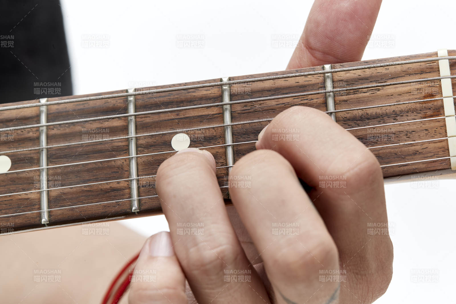 示范演奏摇滚电吉他的亚洲男性乐手人像局部特写图片