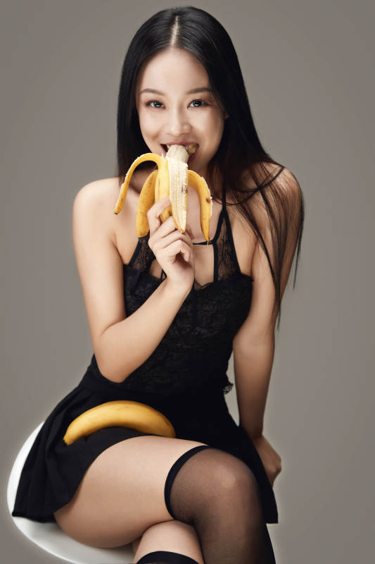 吃水果的亚洲东方长发少女图片