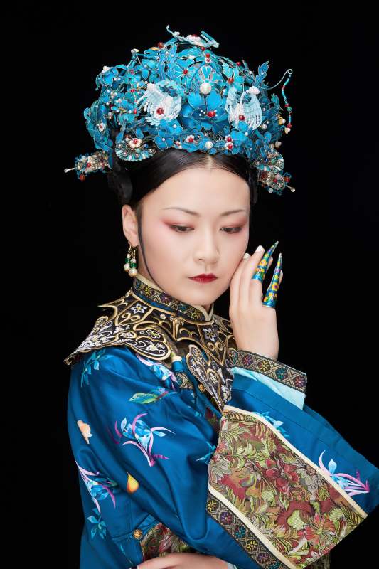 黑色背景下的清代女性古装造型清朝古装图片