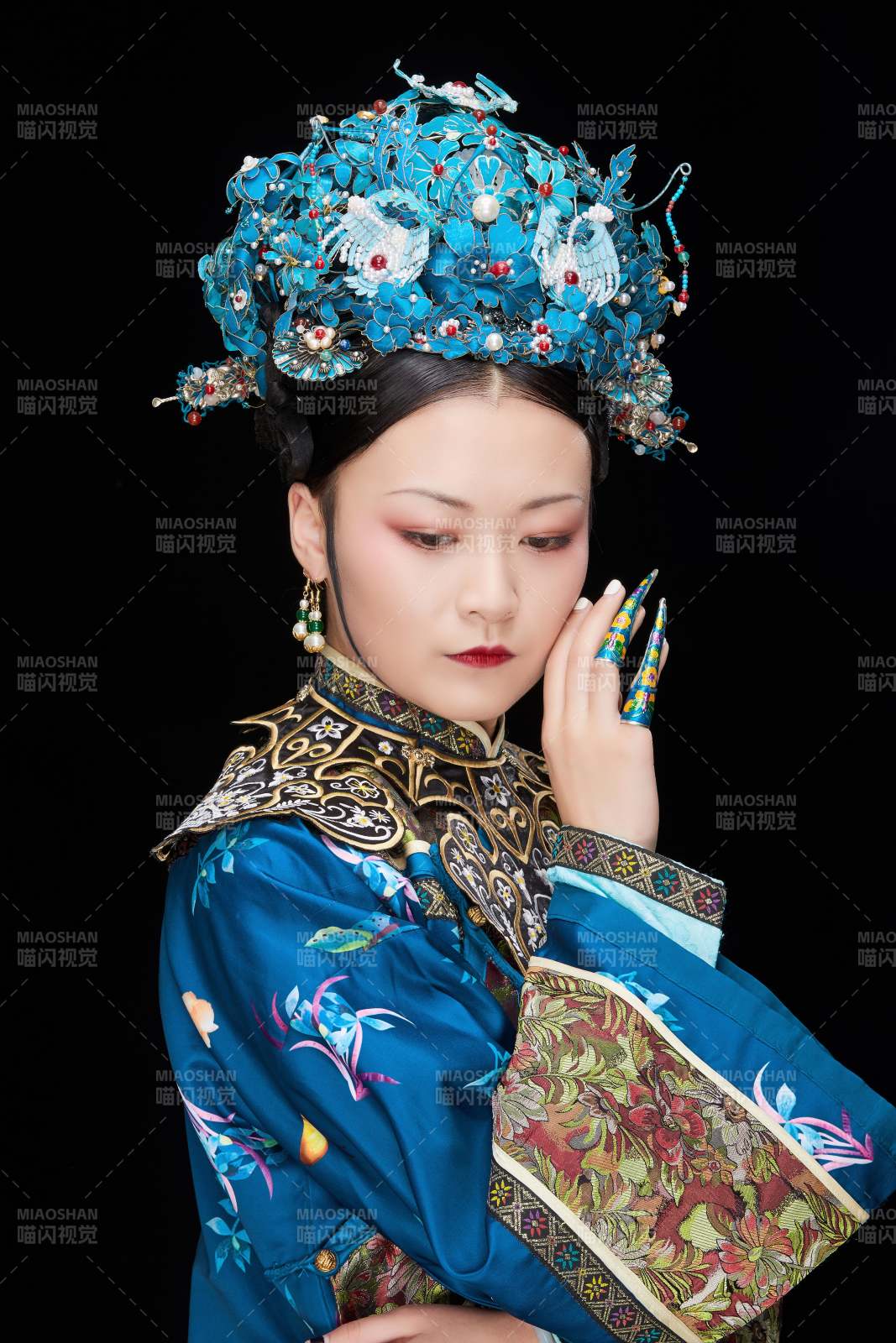 黑色背景下的清代女性古装造型清朝古装图片