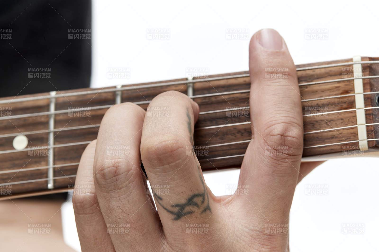 示范演奏摇滚电吉他的亚洲男性乐手人像局部特写图片