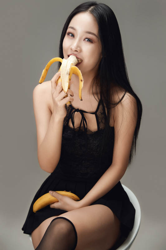 吃水果的亚洲东方长发少女图片