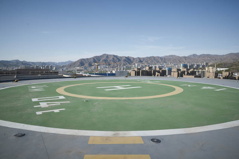 建筑顶部的直升机停机坪图片