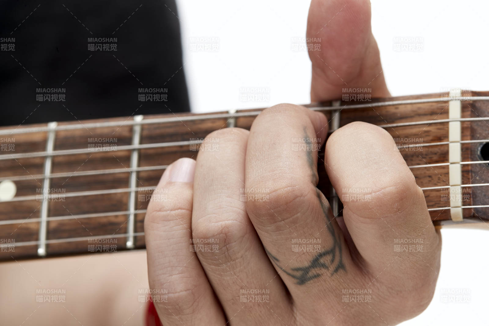 示范演奏摇滚电吉他的亚洲男性乐手人像局部特写图片