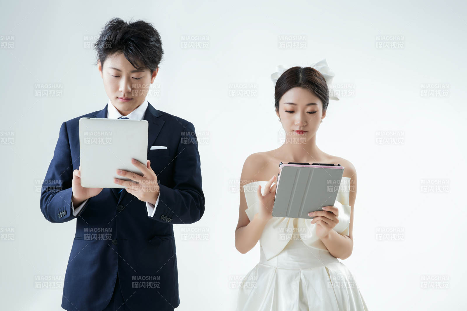 过度使用电子设备而忽略情感的夫妻图片