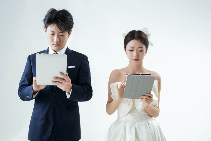 过度使用电子设备而忽略情感的夫妻图片