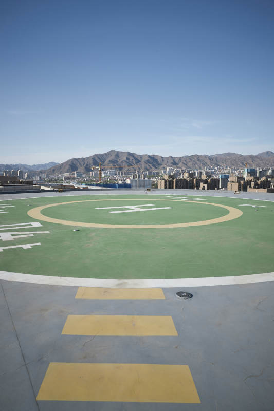 建筑顶部的直升机停机坪图片