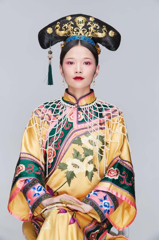 白色背景下的清代女性古装造型清朝古装图片