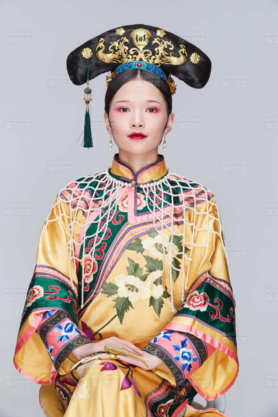 白色背景下的清代女性古装造型清朝古装图片