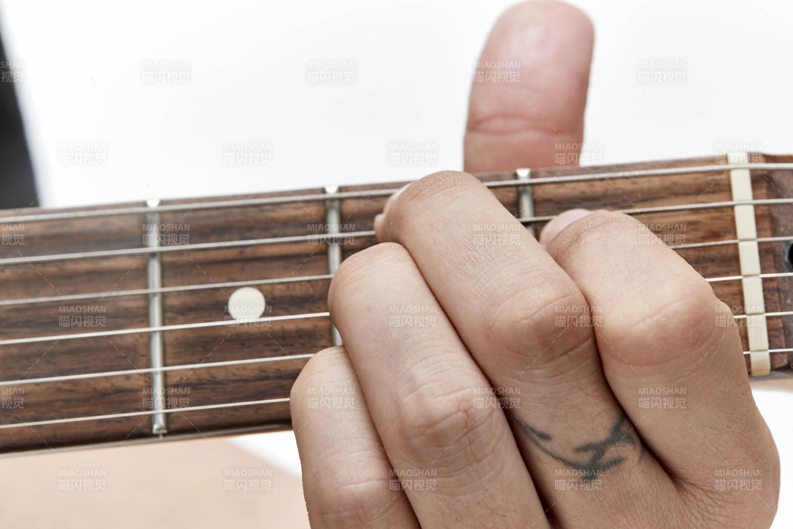 示范演奏摇滚电吉他的亚洲男性乐手人像局部特写图片