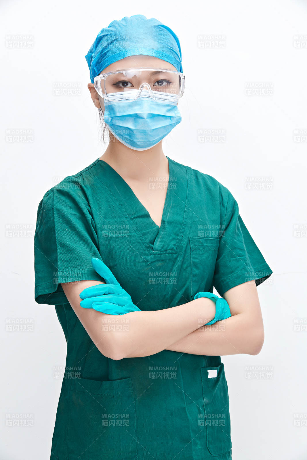 白色背景下的外科手术医疗人员形象图片