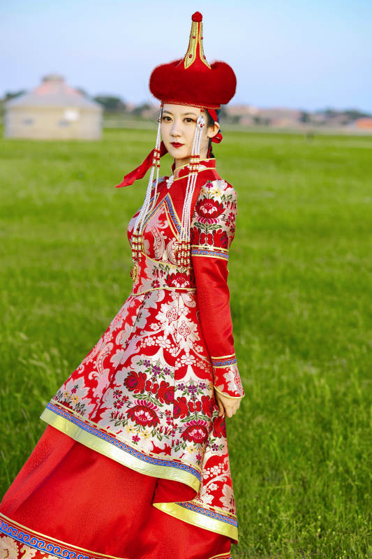 草原上穿着蒙古族传统服饰的亚洲年轻美少女图片