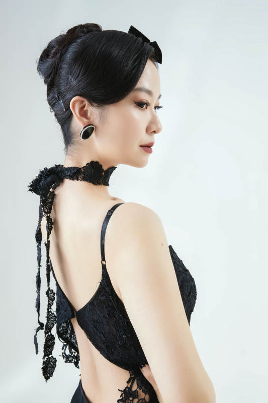 棚拍白色背景下的洁白婚纱新娘美妆图片