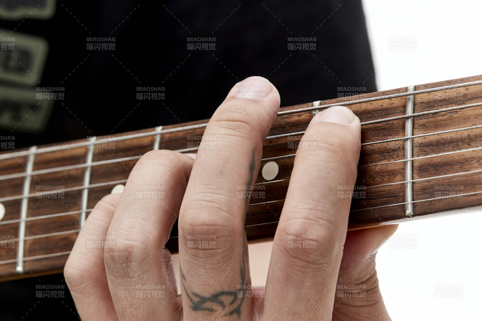 示范演奏摇滚电吉他的亚洲男性乐手人像局部特写图片