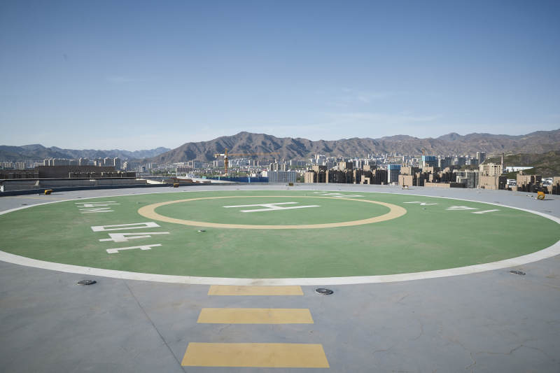 建筑顶部的直升机停机坪图片