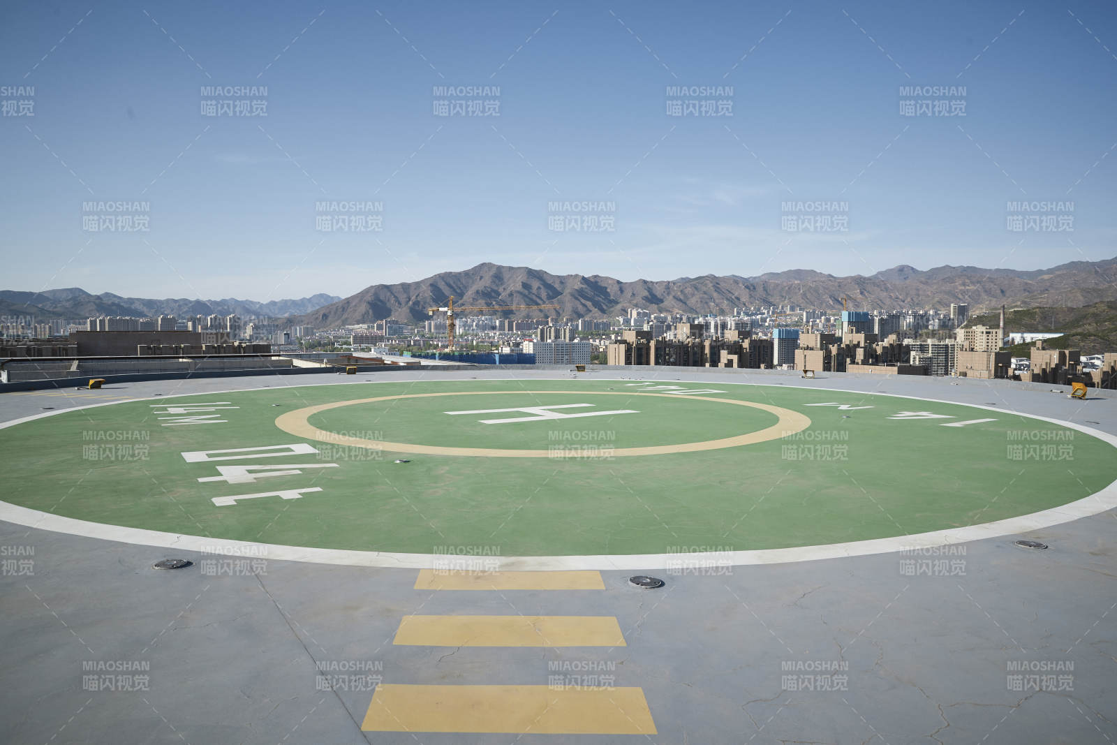 建筑顶部的直升机停机坪图片