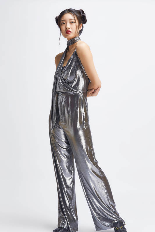 白色背景前的亚洲女性舞者图片