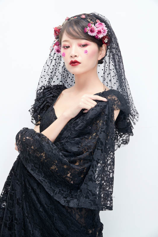 白色背景下的新娘彩妆美女人像图片