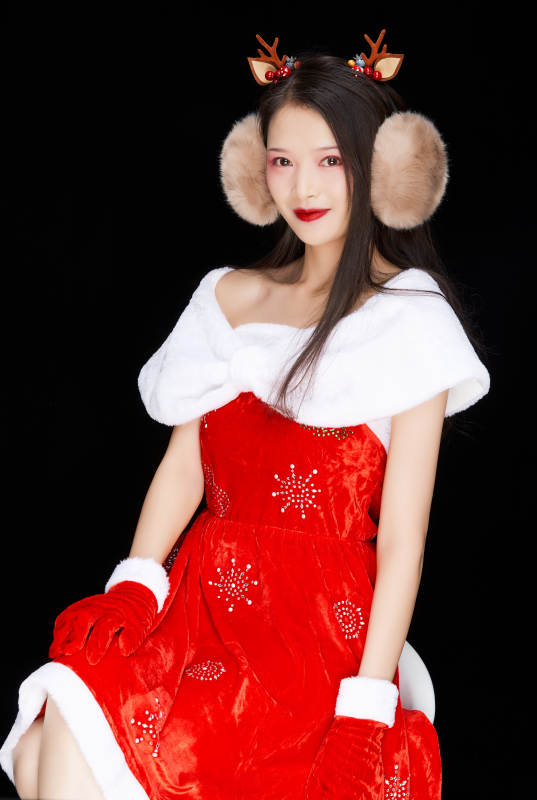 身穿圣诞服饰手提购物袋性感可爱的圣诞女郎图片