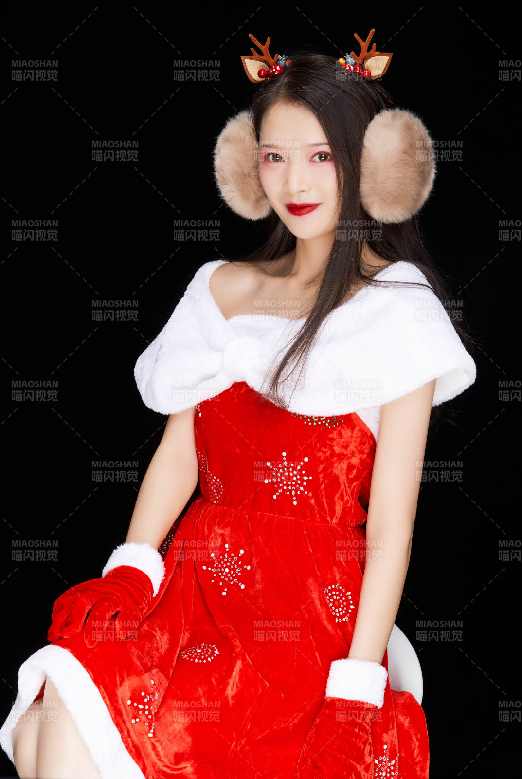 身穿圣诞服饰手提购物袋性感可爱的圣诞女郎图片