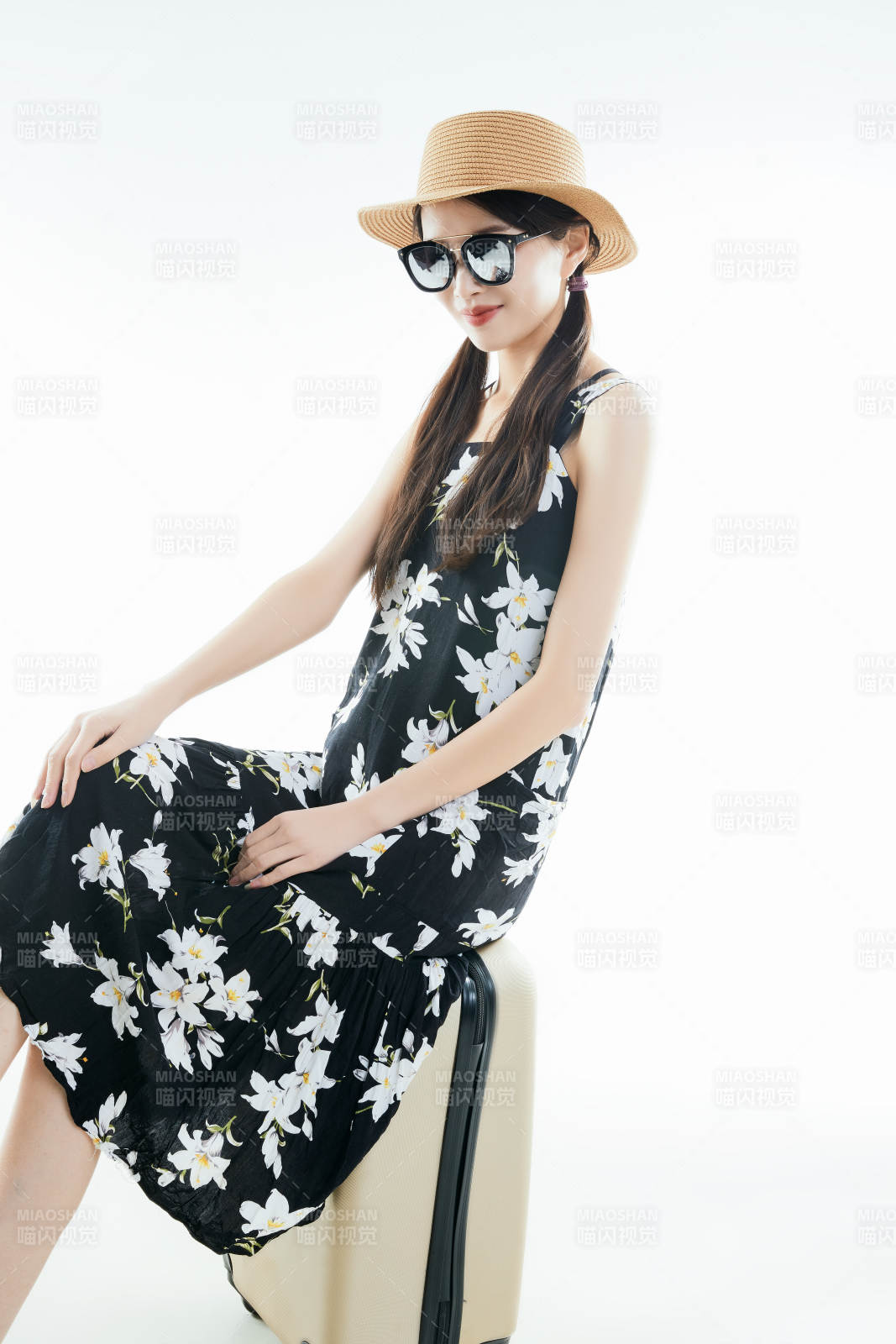 白色背景下准备出发旅行的美丽东方女大学生图片