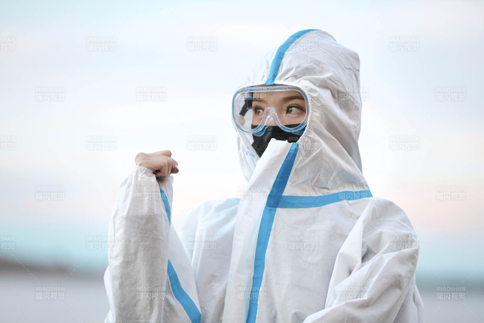 穿白色防护服佩戴护目镜口罩的女性防护人员图片