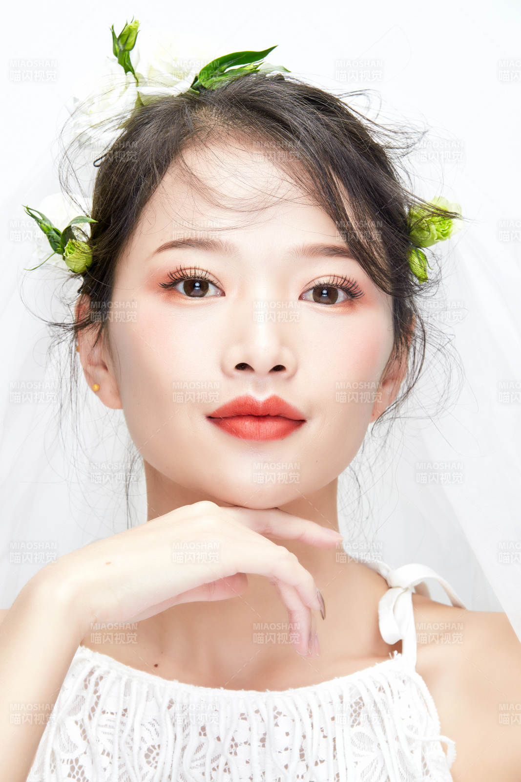 棚拍白色背景下的新娘美妆图片