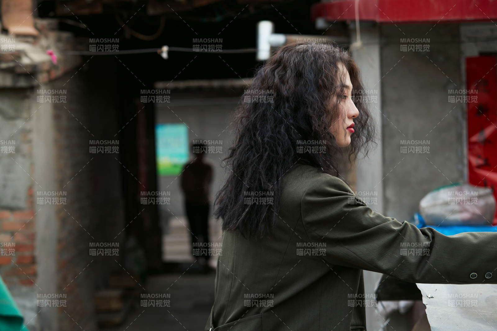 老旧城区里穿着复古港风的美丽清纯少女图片