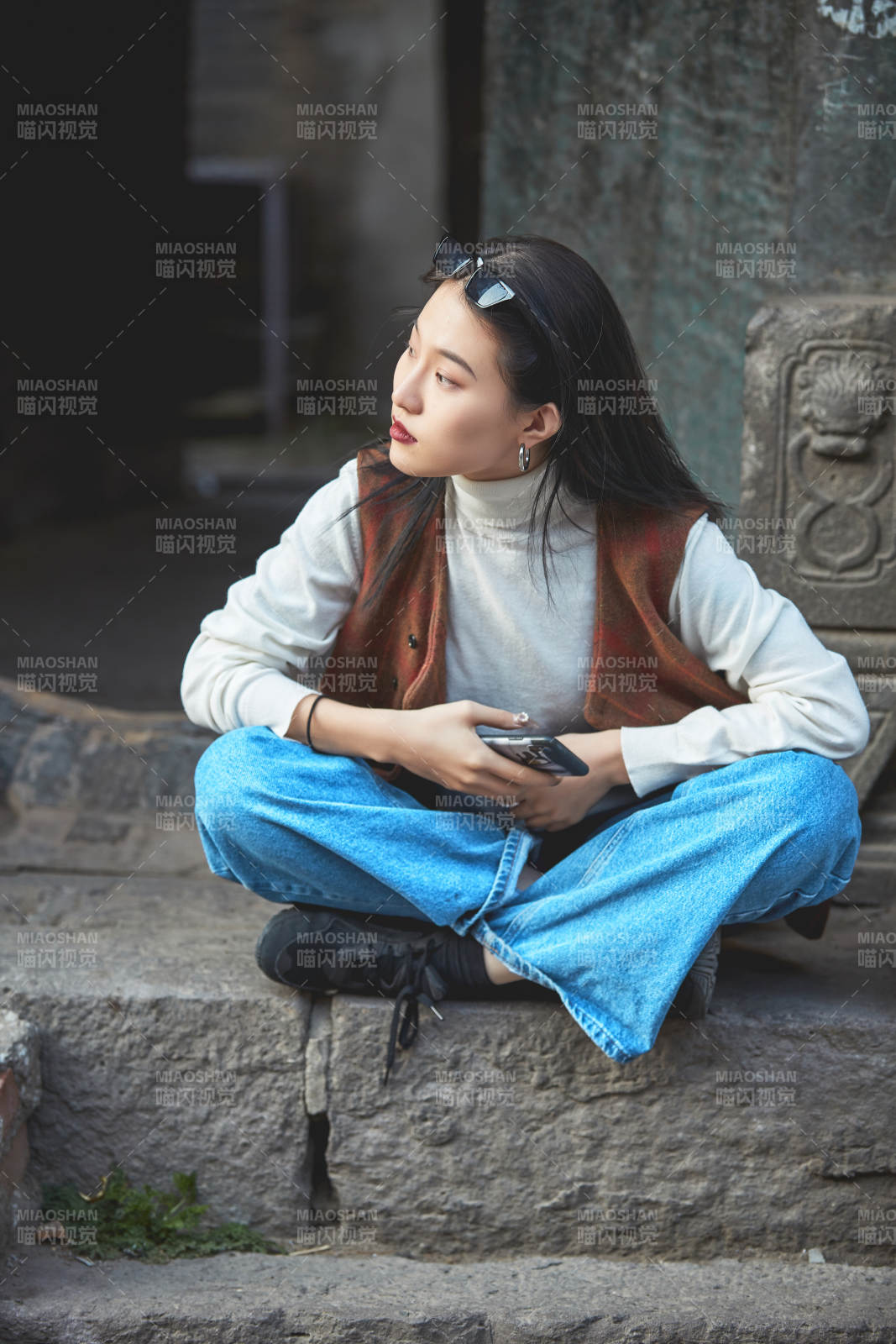 老旧城区里穿着复古港风的美丽清纯少女图片