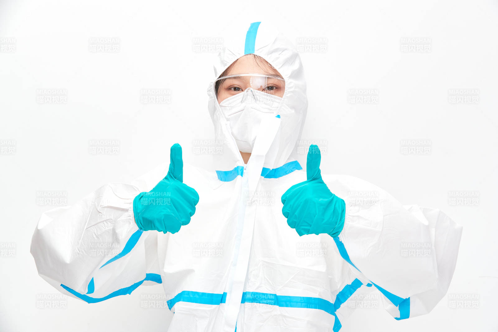 穿白色防护服佩戴护目镜口罩的女性医疗人员图片