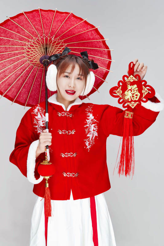 手打油纸伞手提红灯笼身穿喜庆汉服的可爱少女图片