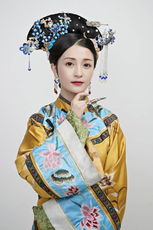 白色背景下的清代女性古装造型清朝古装图片