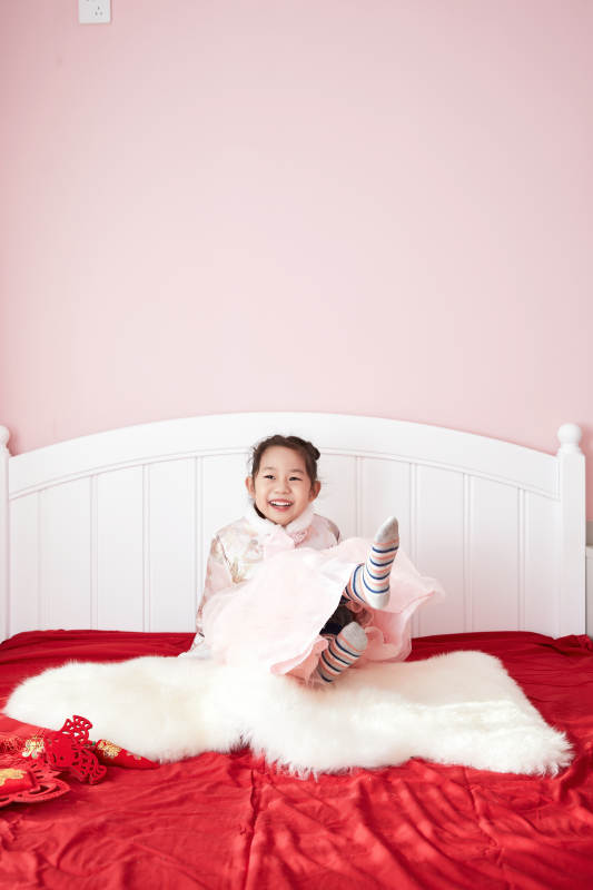 在家玩耍的亚洲小女孩图片