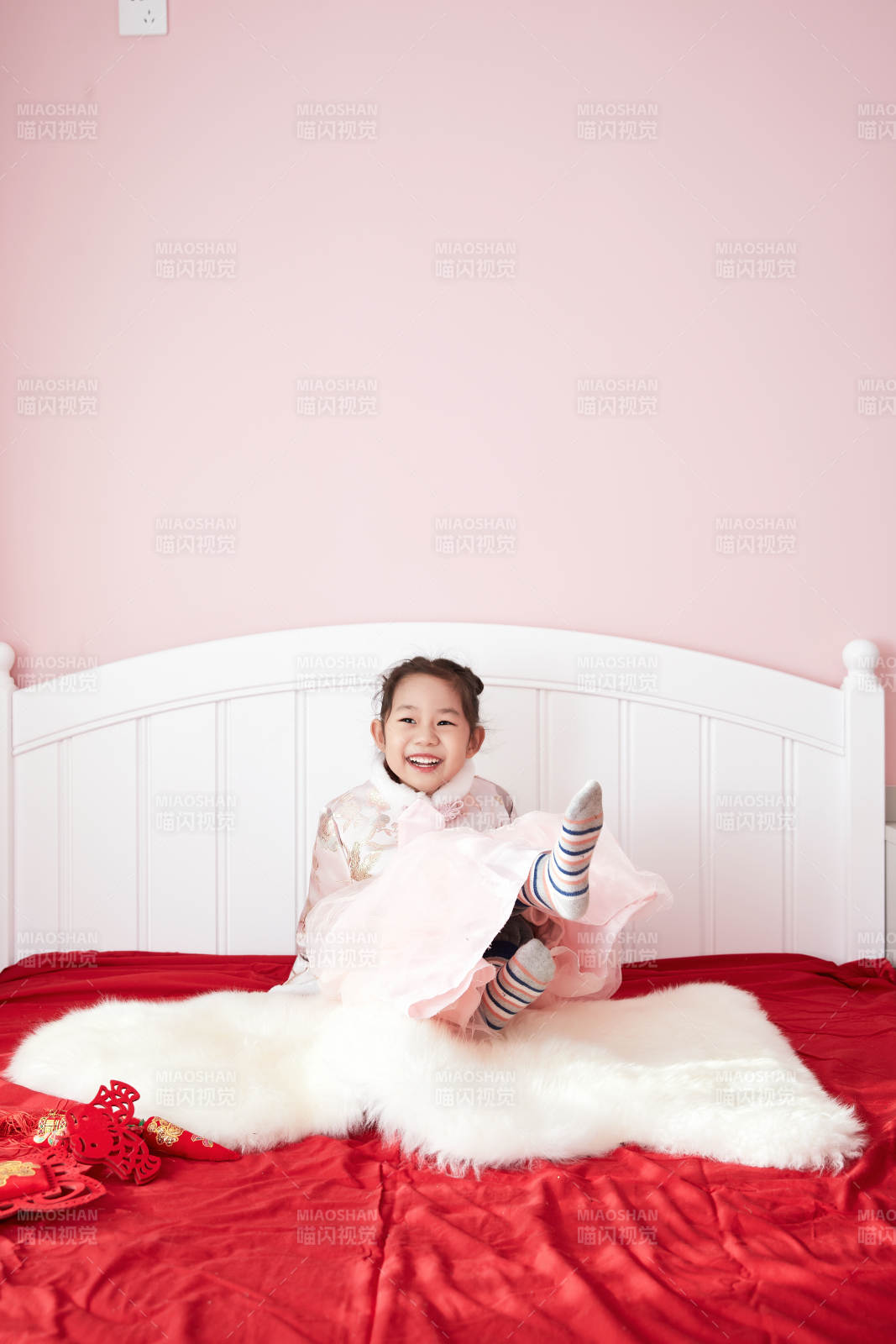在家玩耍的亚洲小女孩图片