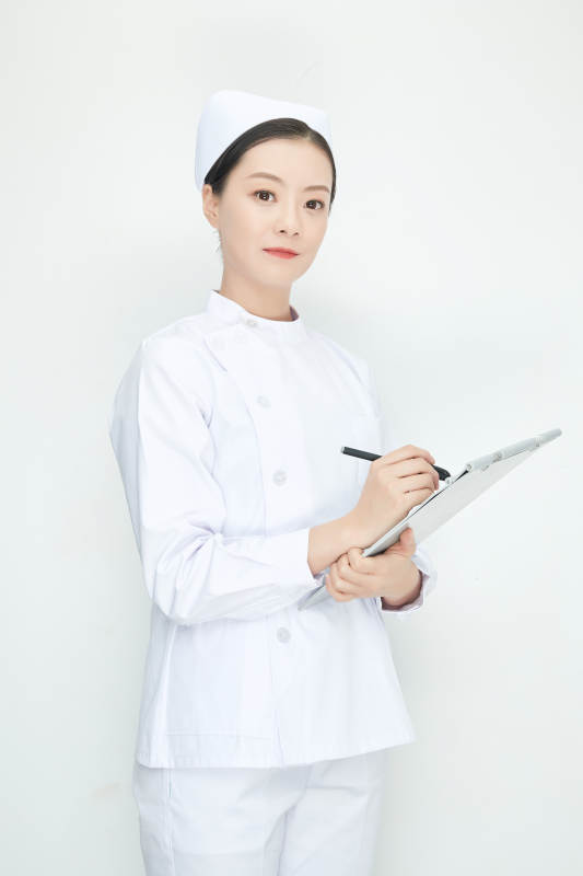 白背景里穿护士服手持病历夹的美女护士图片