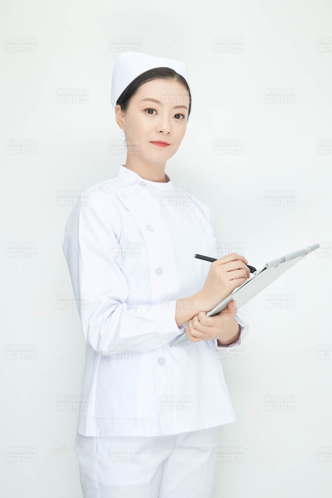 白背景里穿护士服手持病历夹的美女护士图片