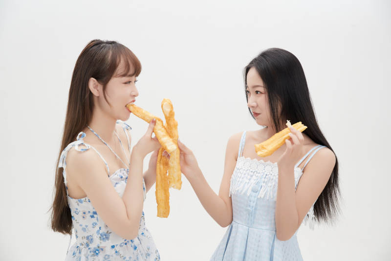 吃油条的亚洲可爱美女闺蜜图片