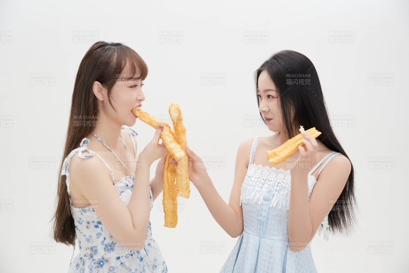 吃油条的亚洲可爱美女闺蜜图片