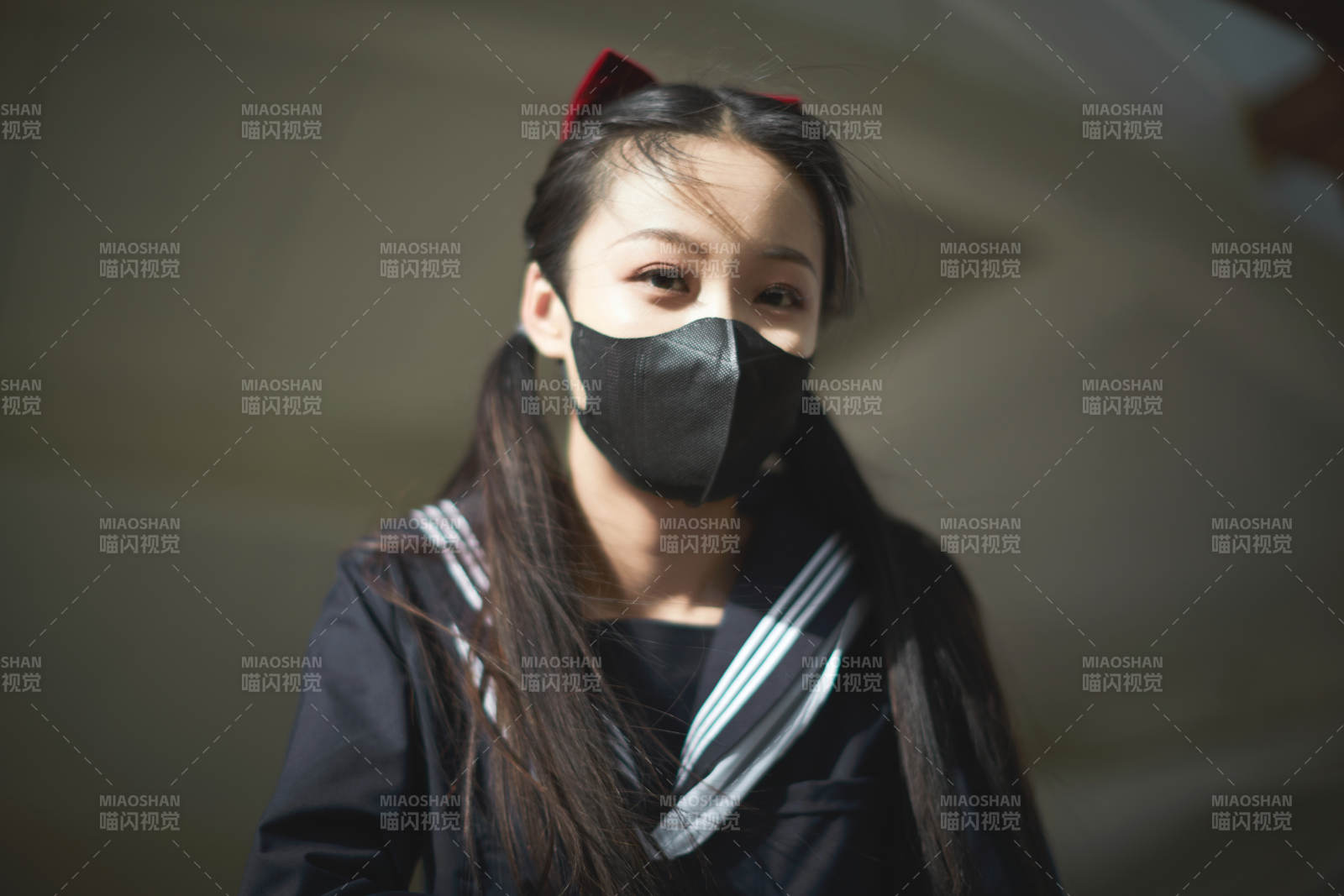 日系户外公园穿jk校服的少女图片