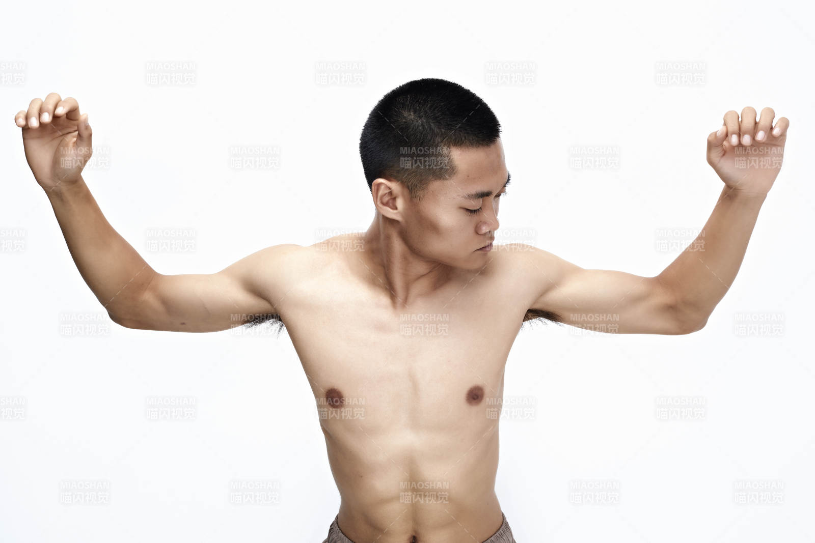 白色背景下展示健身预备拉伸动作的亚洲男性图片