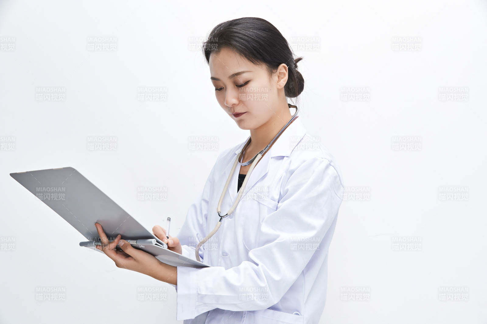 白色背景下手持病历夹的巡查医生人像图片