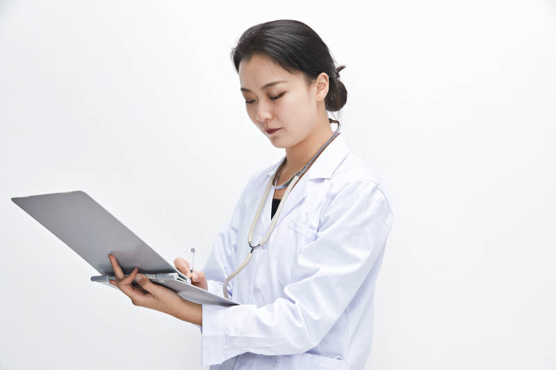 白色背景下手持病历夹的巡查医生人像图片